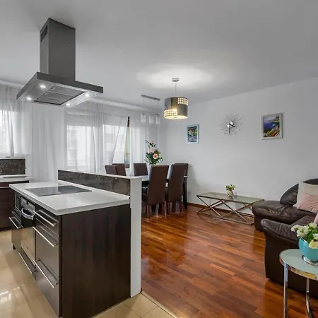 Bemowo Business - 62m2, Parking, Metro & Park Nearby - By Rentujemy * ורשה